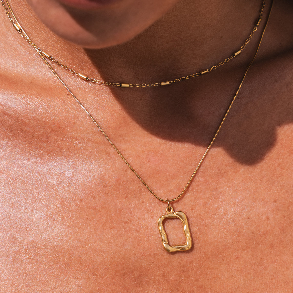 Sculpture Pendant Layered Necklace - Gold